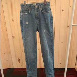 urban outfitters: medium wash mom jeans